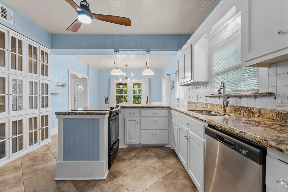 202 Meadowlawn Street Shoreacres, TX 77571