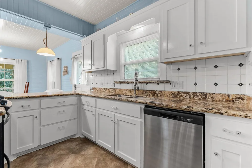 202 Meadowlawn Street Shoreacres, TX 77571