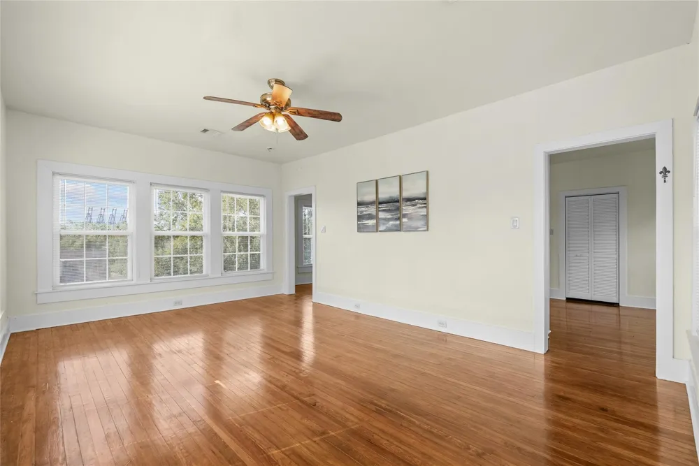 202 Meadowlawn Street Shoreacres, TX 77571