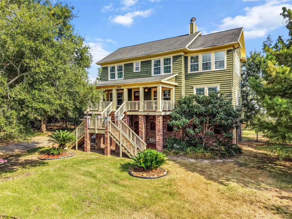 202 Meadowlawn Street Shoreacres, TX 77571