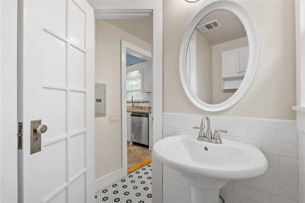 202 Meadowlawn Street Shoreacres, TX 77571