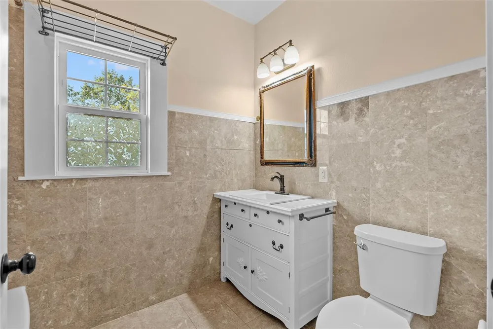 202 Meadowlawn Street Shoreacres, TX 77571