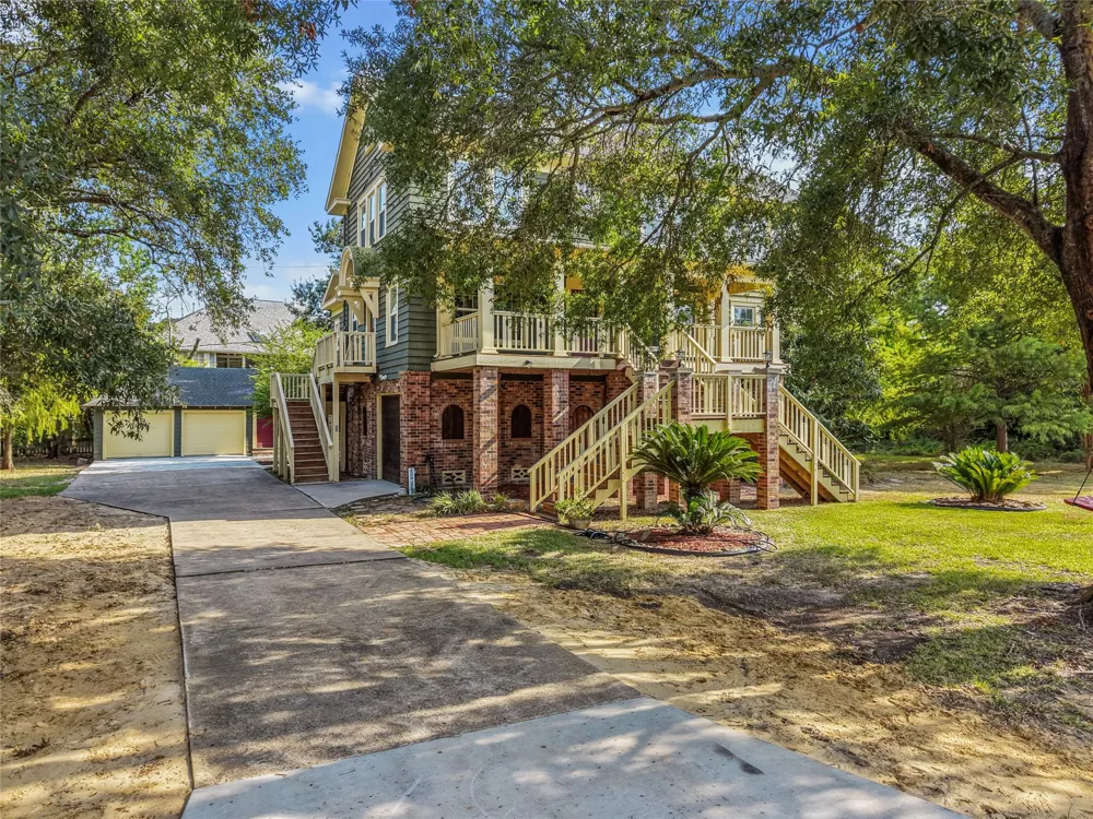 202 Meadowlawn Street Shoreacres, TX 77571