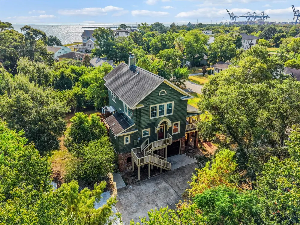 202 Meadowlawn Street Shoreacres, TX 77571