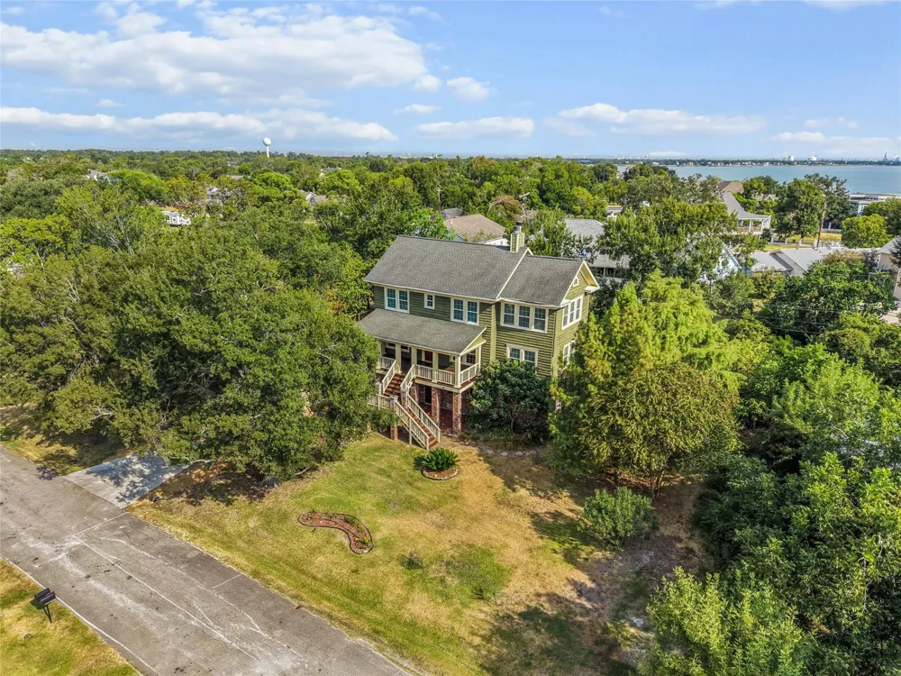 202 Meadowlawn Street Shoreacres, TX 77571