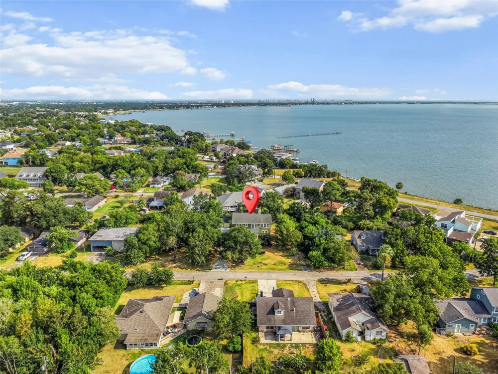 202 Meadowlawn Street Shoreacres, TX 77571