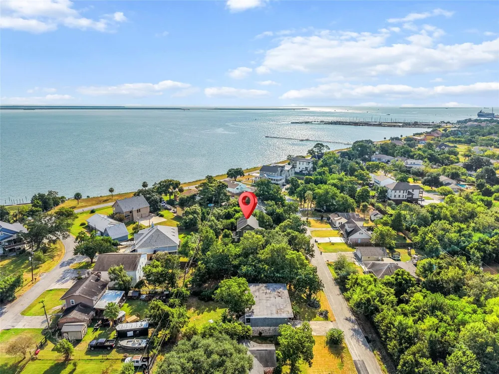202 Meadowlawn Street Shoreacres, TX 77571