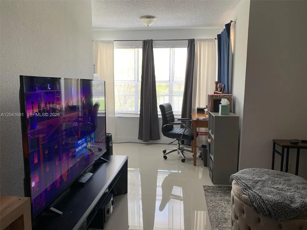 3330 Pinewalk Dr N #1621 Margate, FL 33063