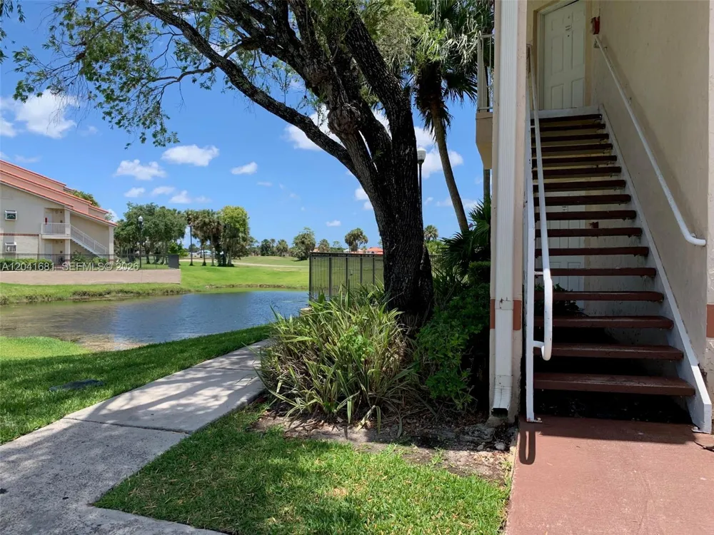 3330 Pinewalk Dr N #1621 Margate, FL 33063