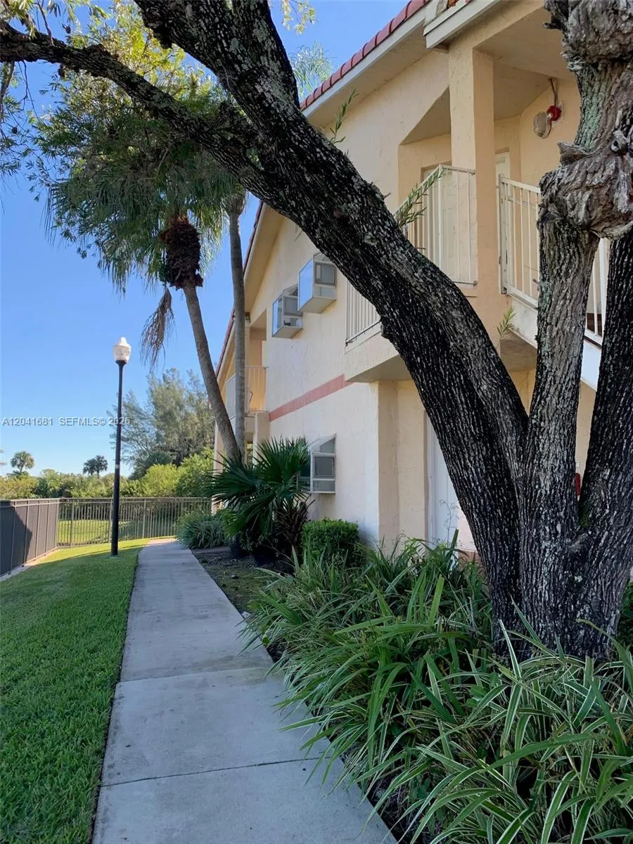 3330 Pinewalk Dr N #1621 Margate, FL 33063