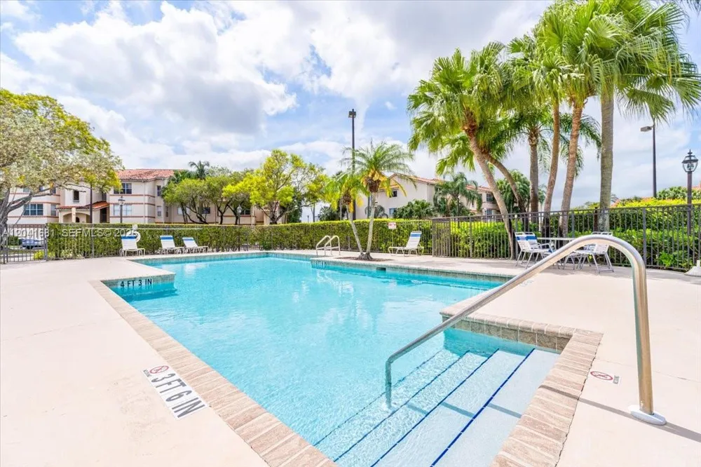 3330 Pinewalk Dr N #1621 Margate, FL 33063