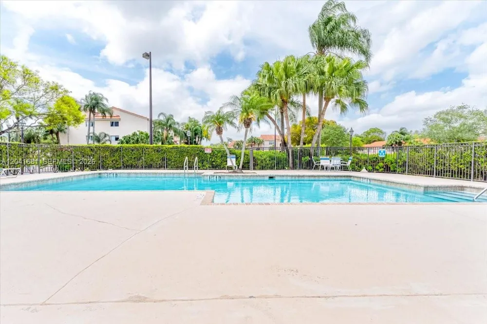 3330 Pinewalk Dr N #1621 Margate, FL 33063