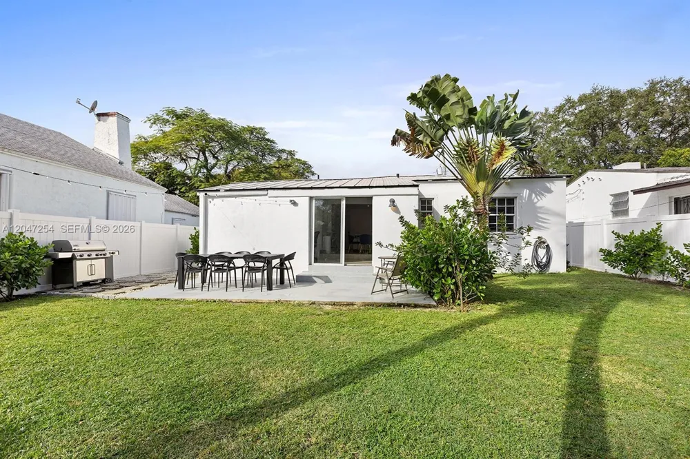 794 NW 45th St Miami, FL 33127