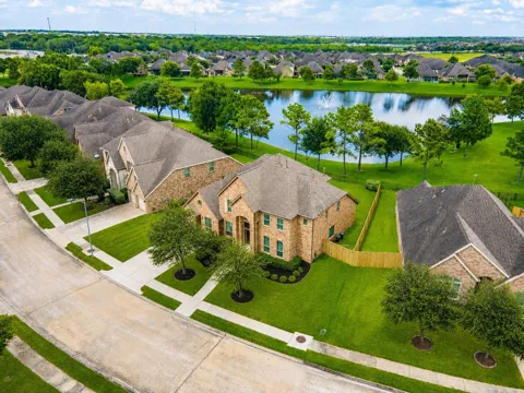 1915 Cayman Bend Lane