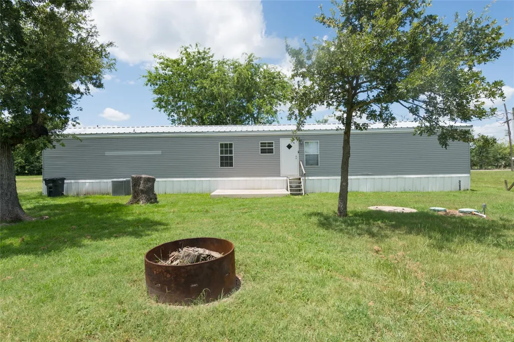2592 County Road 152 Bedias, TX 77831