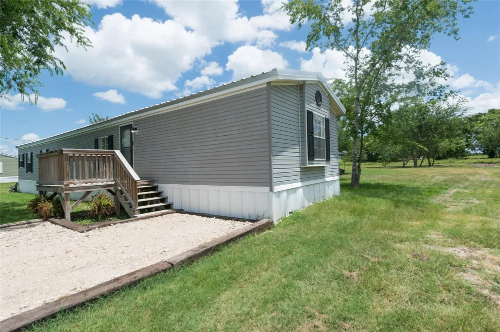 2592 County Road 152 Bedias, TX 77831