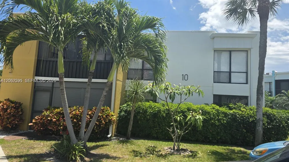 524 Osprey Dr #10B Delray Beach, FL 33444