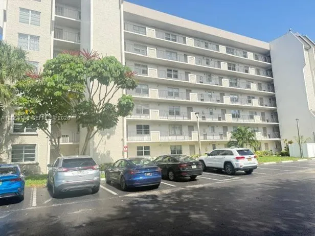 3100 W Rolling Hills Cir #101 Davie, FL 33328