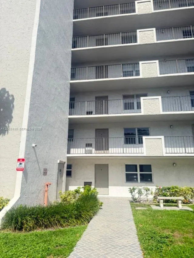 3100 W Rolling Hills Cir #101 Davie, FL 33328