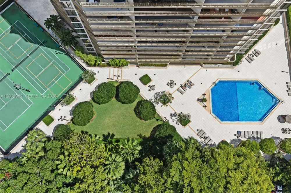 2901 S Bayshore Dr #8E Coconut Grove, FL 33133