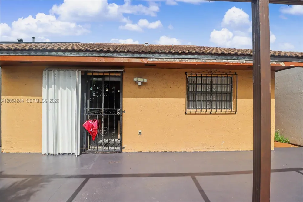 5465 W 21st Ct Hialeah, FL 33016