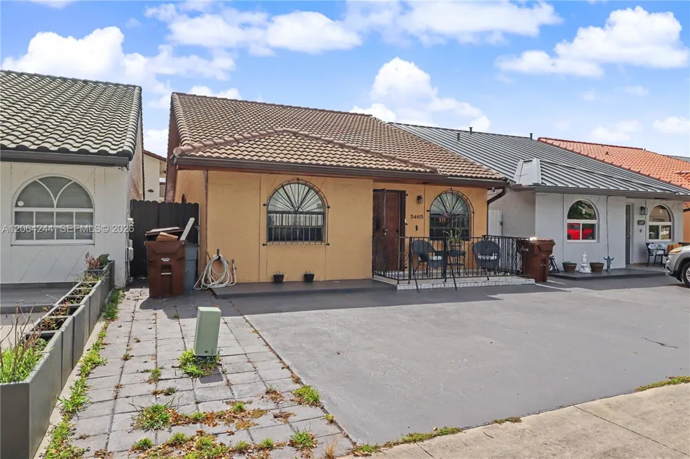 5465 W 21st Ct Hialeah, FL 33016