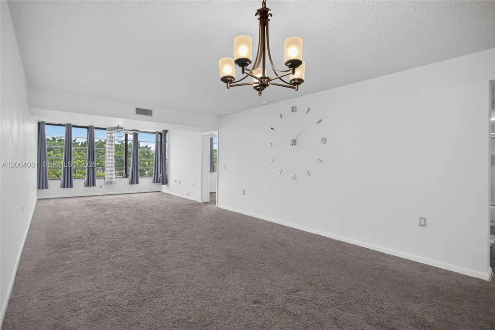 1713 Whitehall Dr #306 Davie, FL 33324