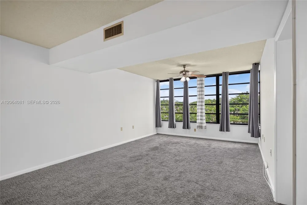 1713 Whitehall Dr #306 Davie, FL 33324