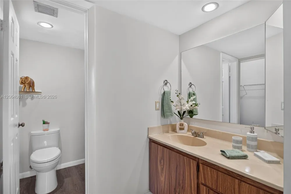 1713 Whitehall Dr #306 Davie, FL 33324
