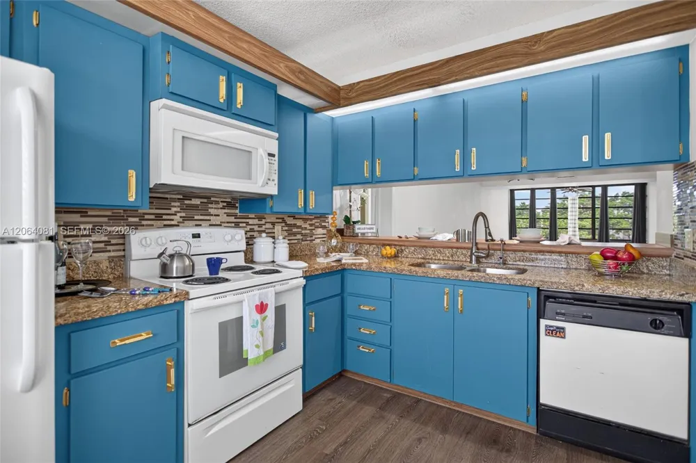 1713 Whitehall Dr #306 Davie, FL 33324