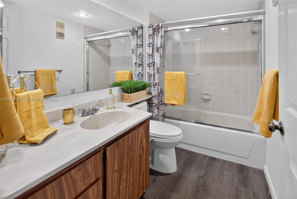 1713 Whitehall Dr #306 Davie, FL 33324