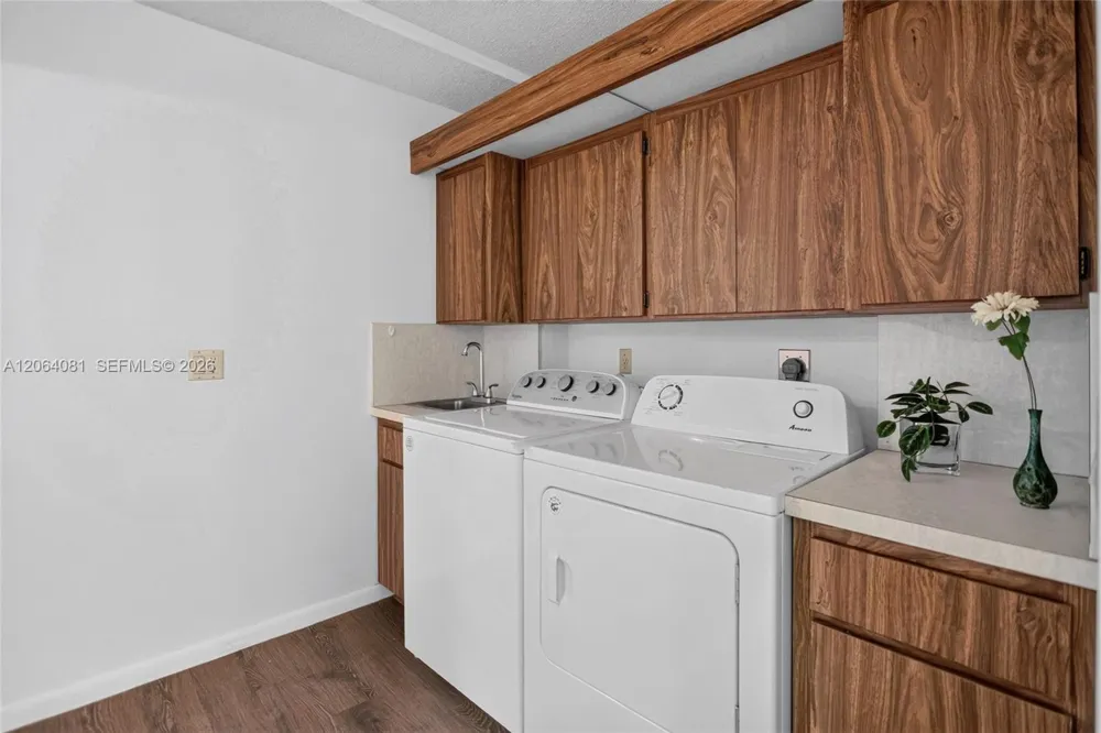 1713 Whitehall Dr #306 Davie, FL 33324