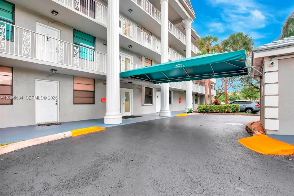 1713 Whitehall Dr #306 Davie, FL 33324