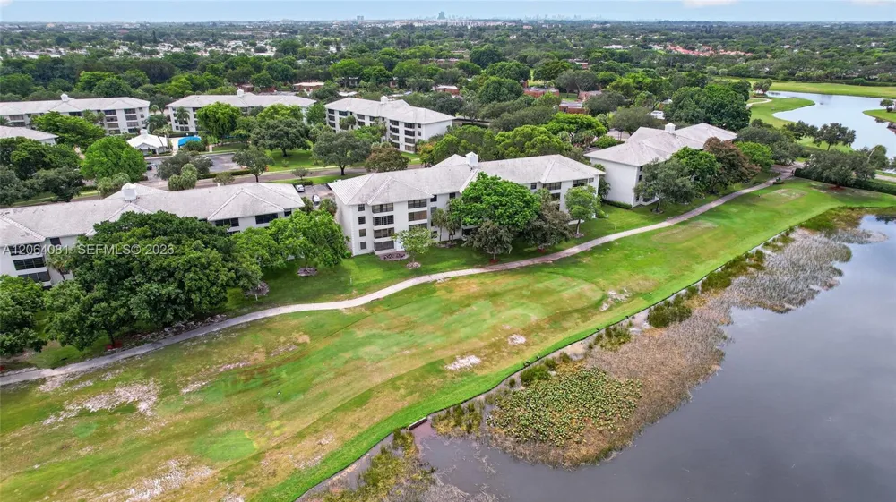 1713 Whitehall Dr #306 Davie, FL 33324
