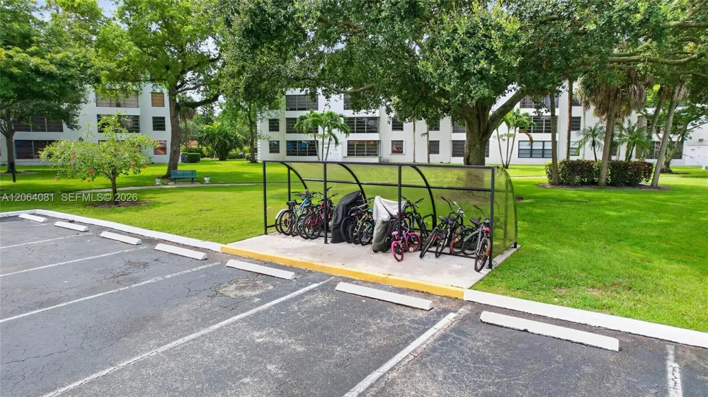 1713 Whitehall Dr #306 Davie, FL 33324