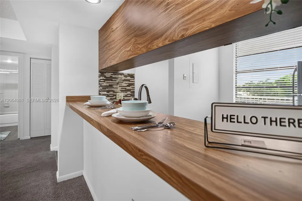 1713 Whitehall Dr #306 Davie, FL 33324
