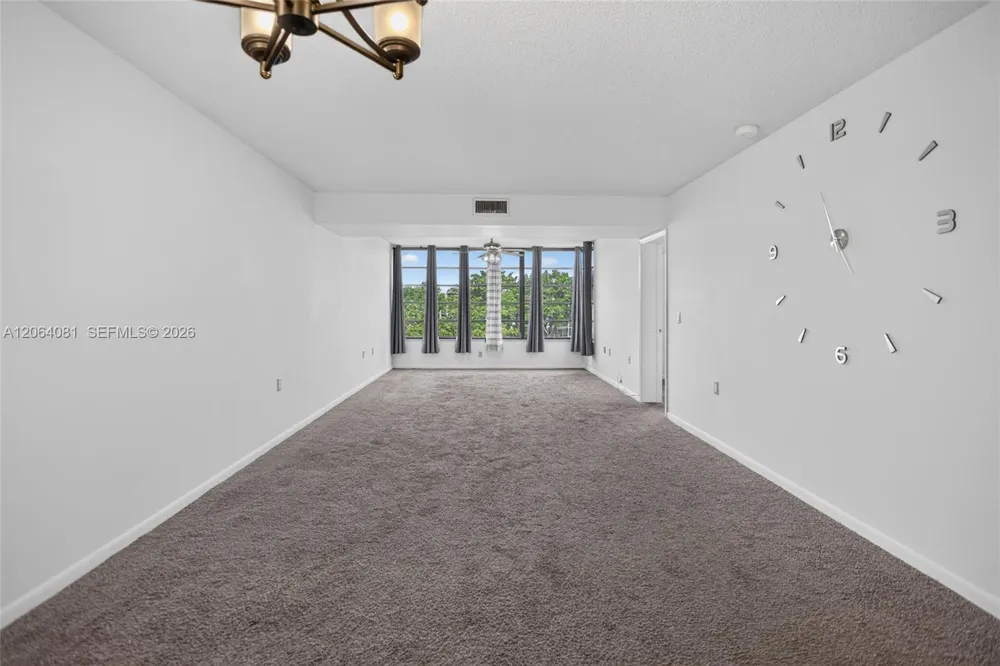 1713 Whitehall Dr #306 Davie, FL 33324