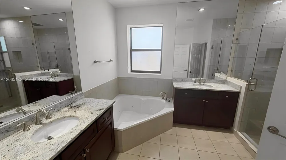10229 NW 87th Ter Doral, FL 33178