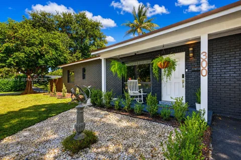 300 NW 28th St