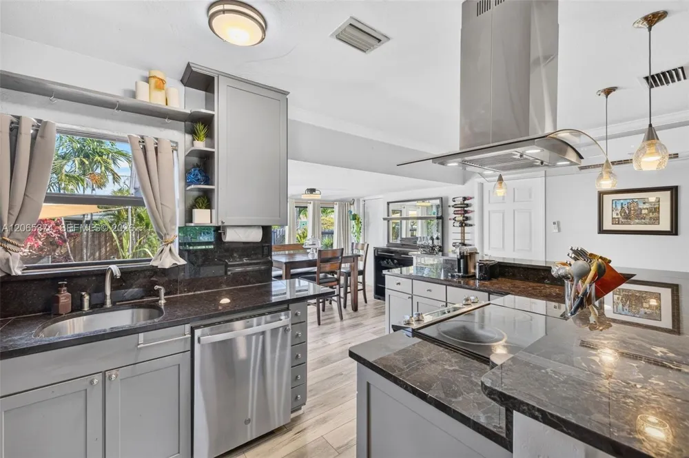300 NW 28th St Wilton Manors, FL 33311