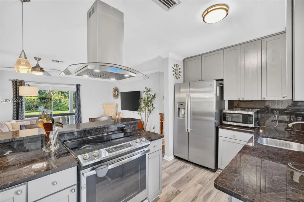 300 NW 28th St Wilton Manors, FL 33311