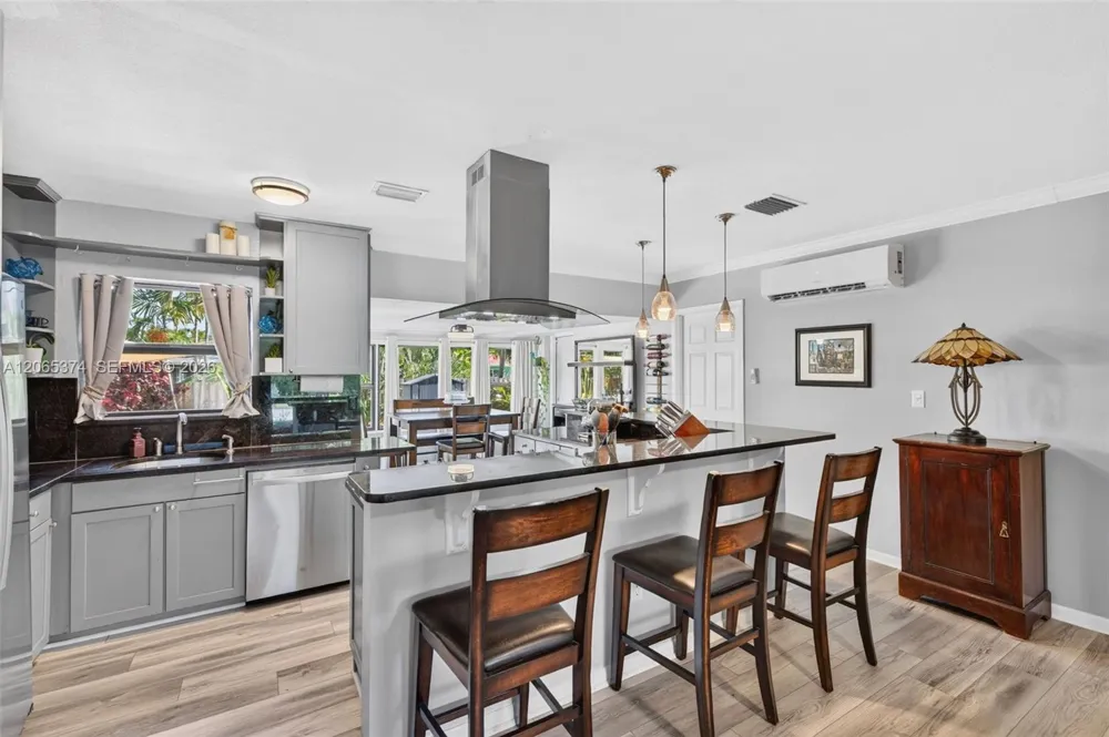 300 NW 28th St Wilton Manors, FL 33311