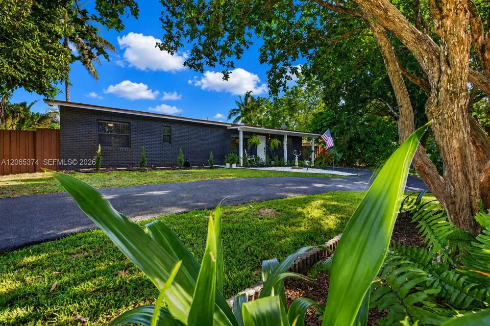 300 NW 28th St Wilton Manors, FL 33311
