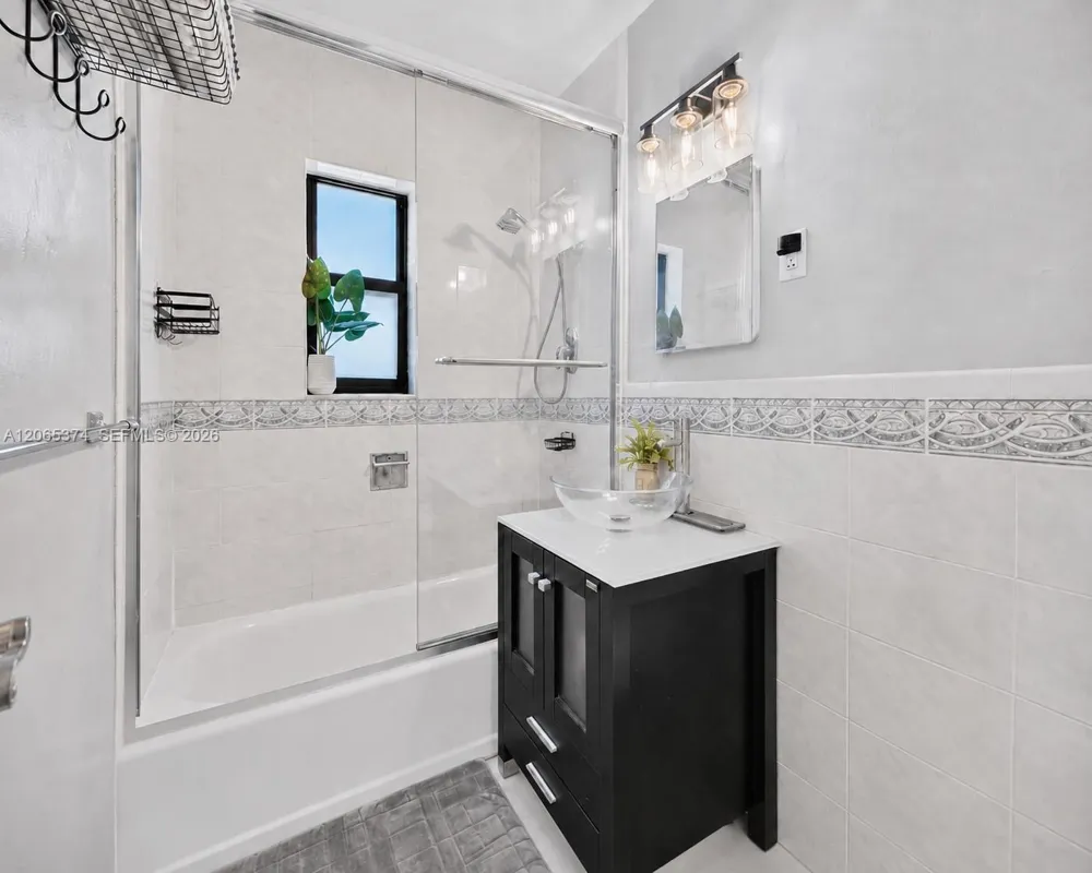 300 NW 28th St Wilton Manors, FL 33311