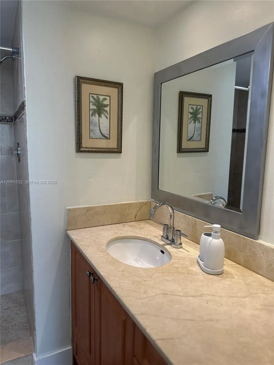 8305 Sunrise Lakes Blvd #310 Sunrise, FL 33322
