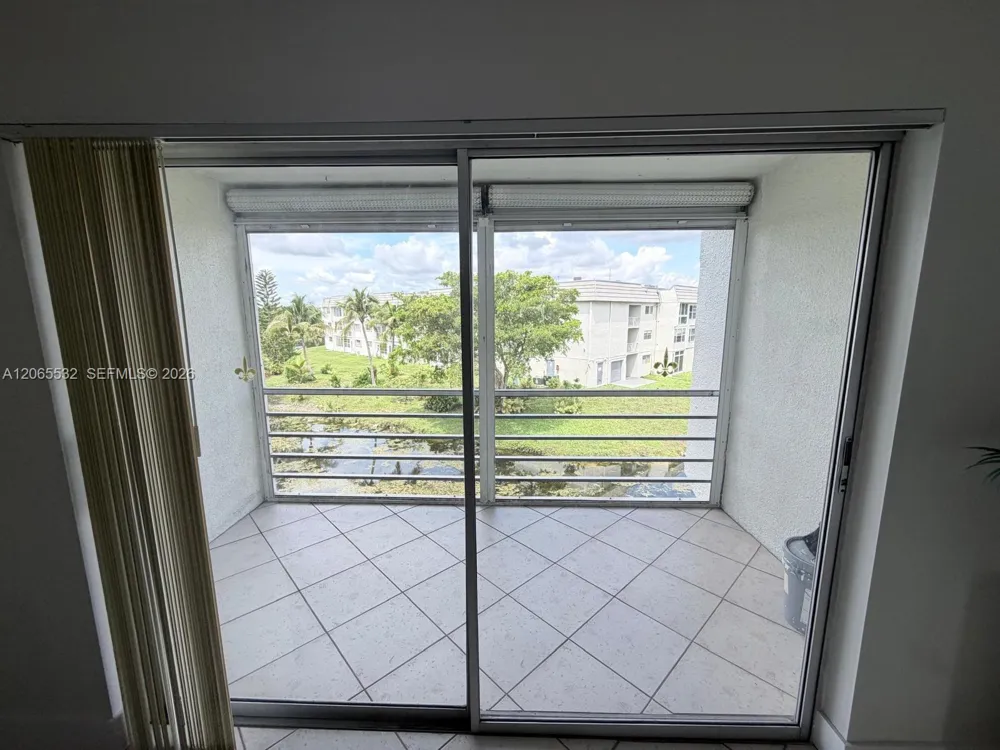 8305 Sunrise Lakes Blvd #310 Sunrise, FL 33322