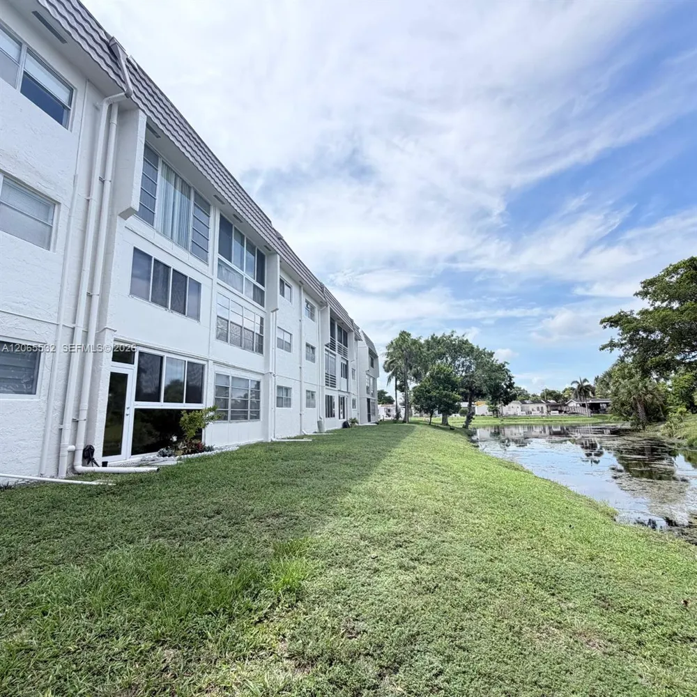 8305 Sunrise Lakes Blvd #310 Sunrise, FL 33322