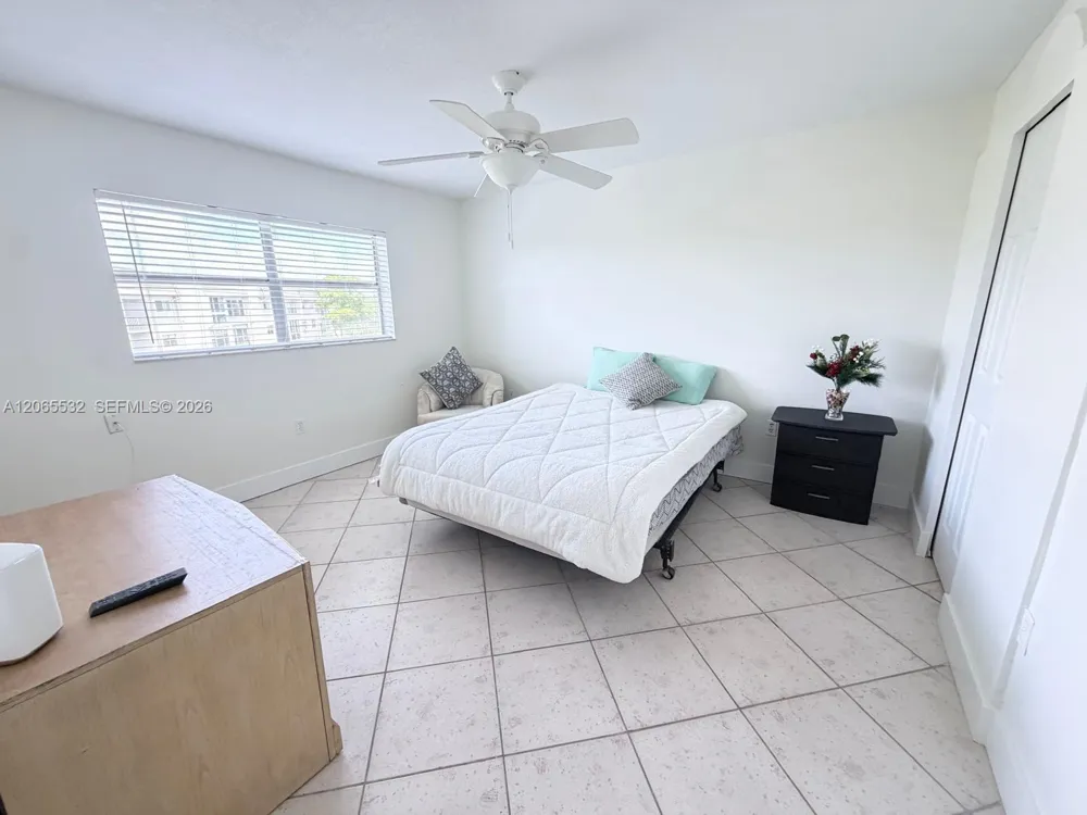 8305 Sunrise Lakes Blvd #310 Sunrise, FL 33322