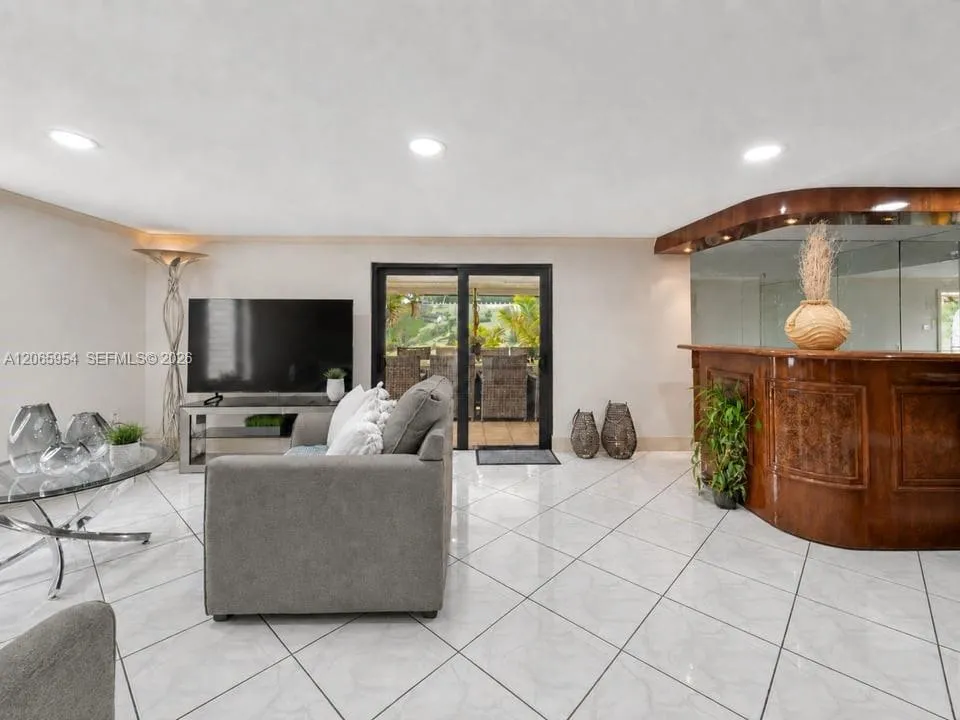 7961 W 6th Ave Hialeah, FL 33014