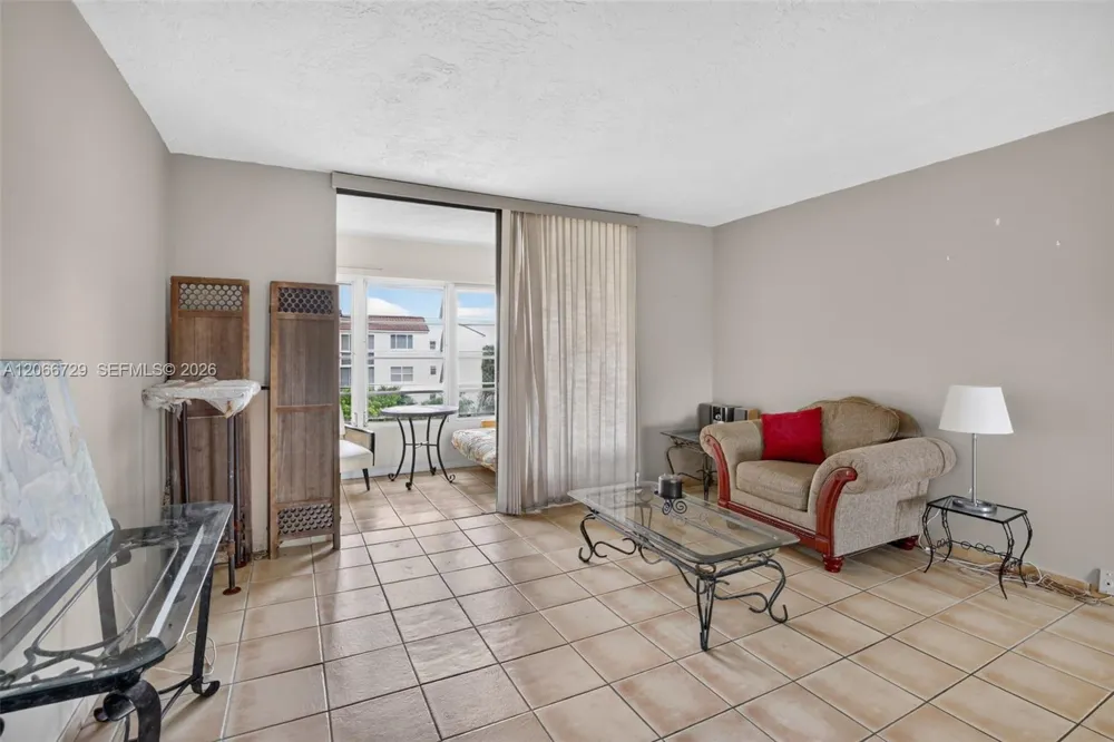 2811 Somerset Dr #405 Lauderdale Lakes, FL 33311